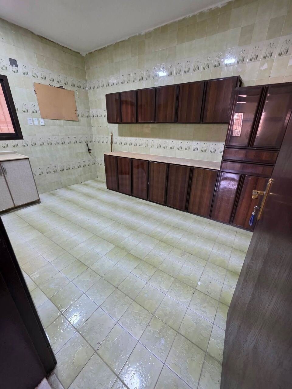 4 BR, FAMILY APARTMENT FOR RENT Layout: 4 Bedrooms + Living Room + 2 Bathrooms + Kitchen 🏢 Gro