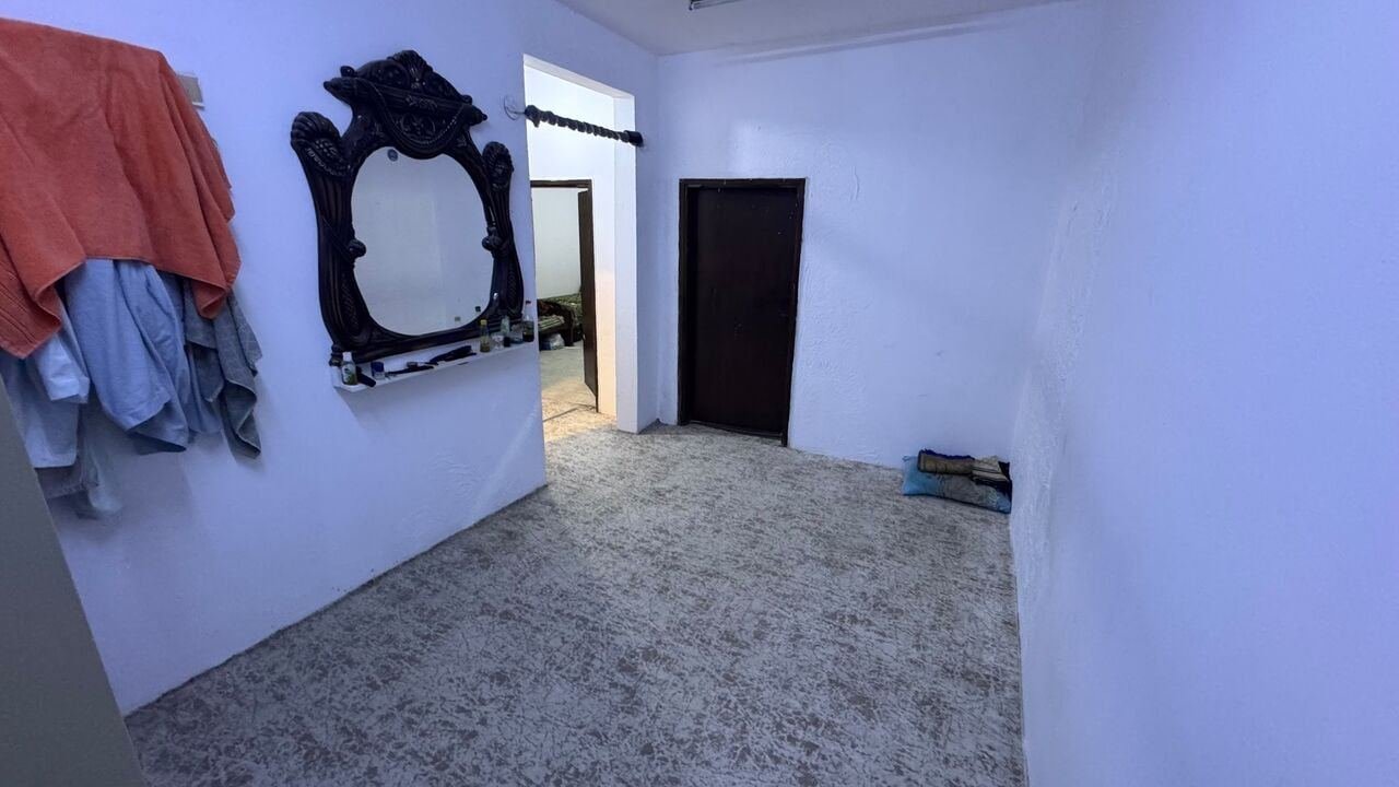 SAR 600/month, Semi Furnished Room
