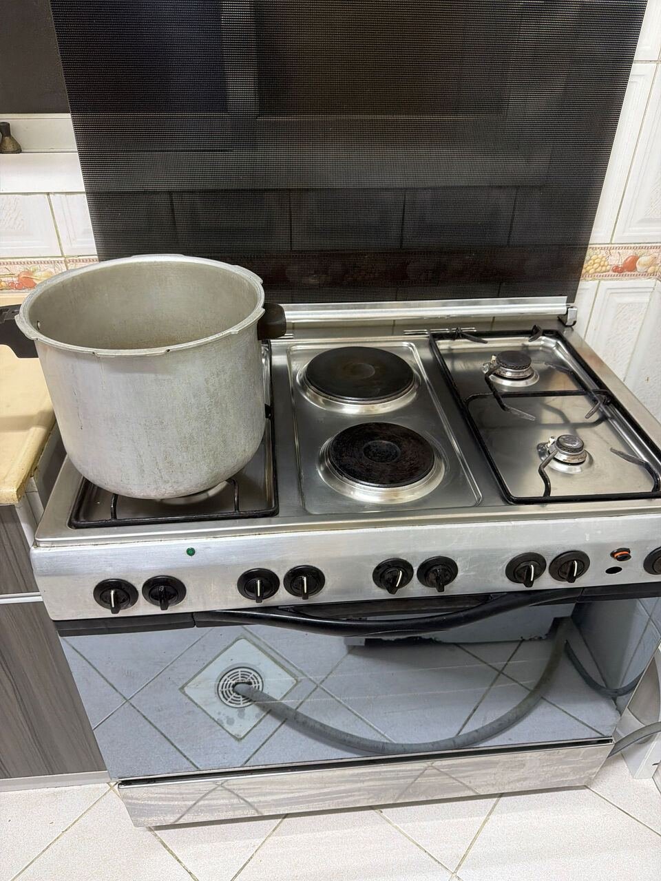 SAR 500, Cooking Stove And Deep Freezer For Sale