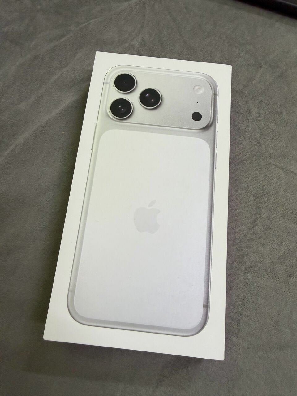 SAR 4799, I Want To Sell 17 Pro Max 256-gb Silver 7-Days Old Jarir Purchased