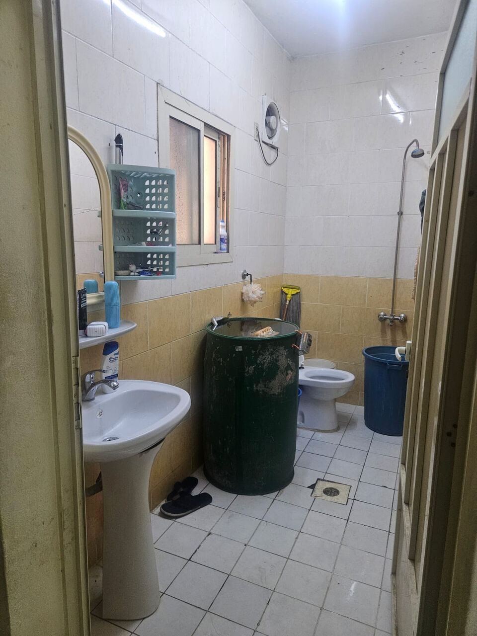 SAR 8500/year, Furnished, 1 BR, Two Window ACs, A Washing Machine, A Bed, A Wardrobe, And Related Items.