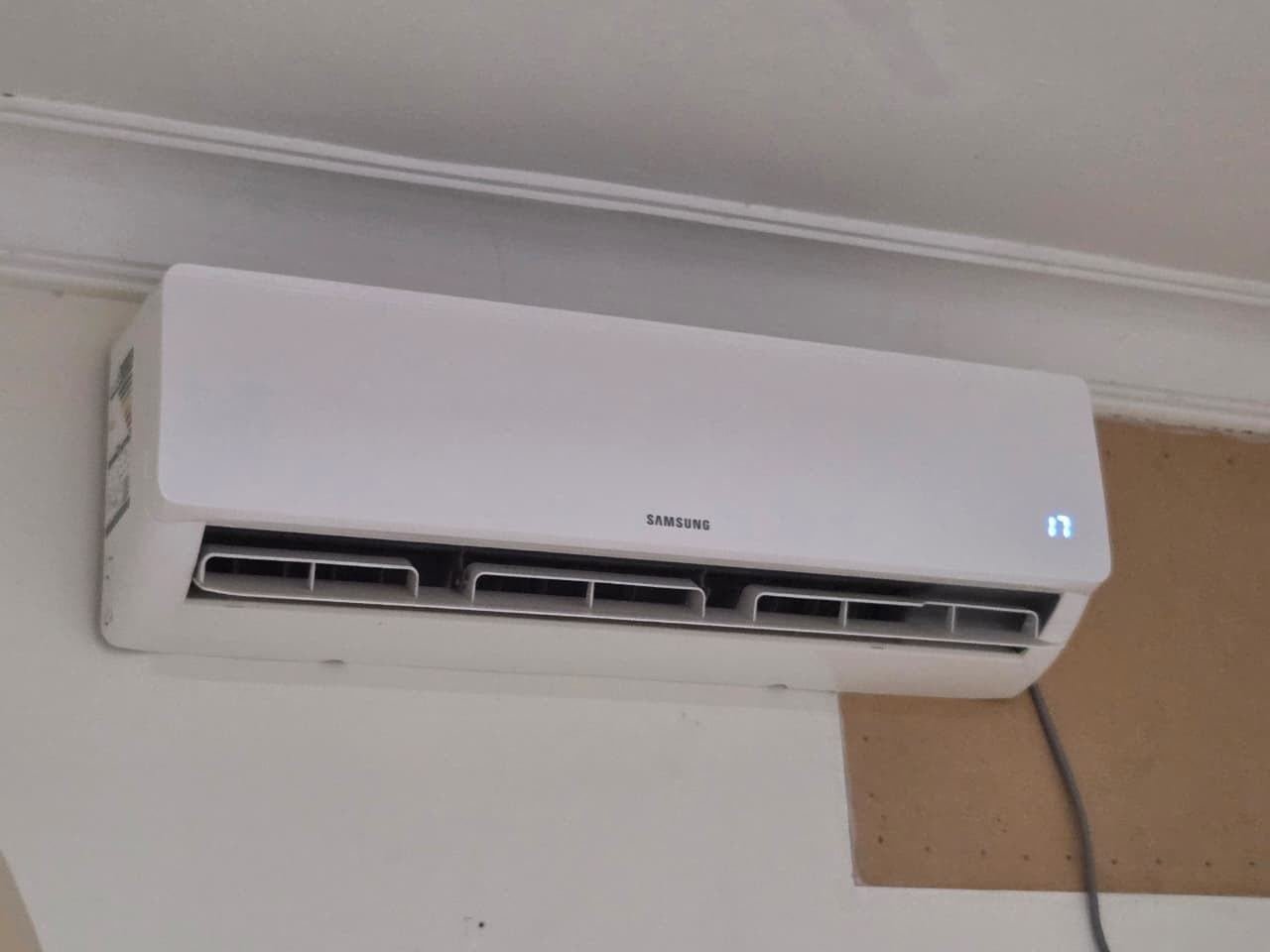 SAR 1400, Samsung Split Air Conditioner 18,000 BTU (1.5 Ton) - Like New!❄️