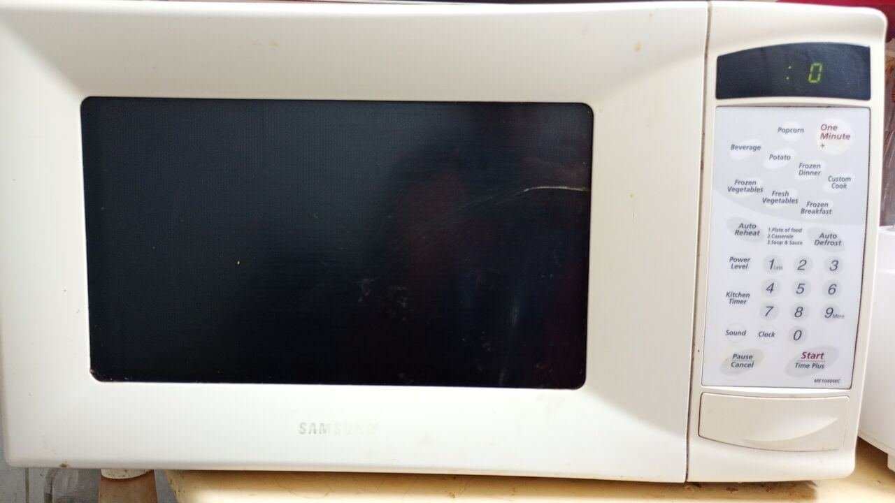SAR 200, MICROWAVE OVEN SAMSUNG FOR SALE NEGOTIABLE PRICE
