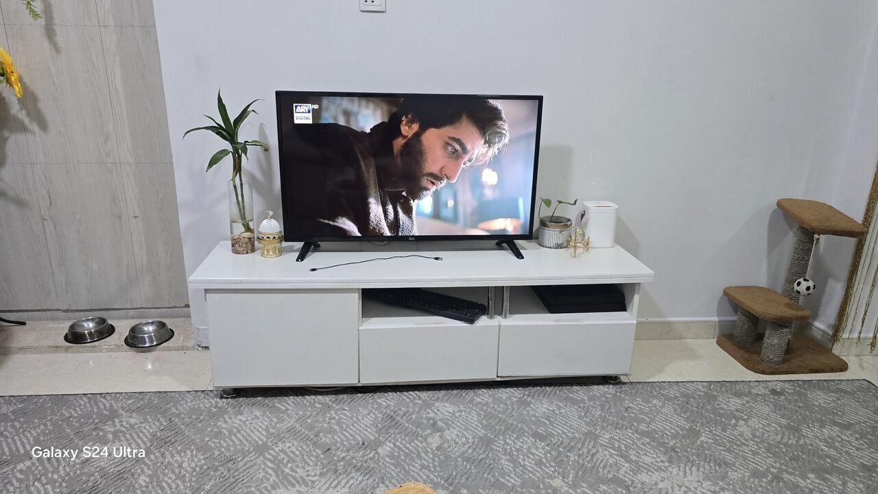 SAR 100, TV Table / Console For Sale In Mint Condition