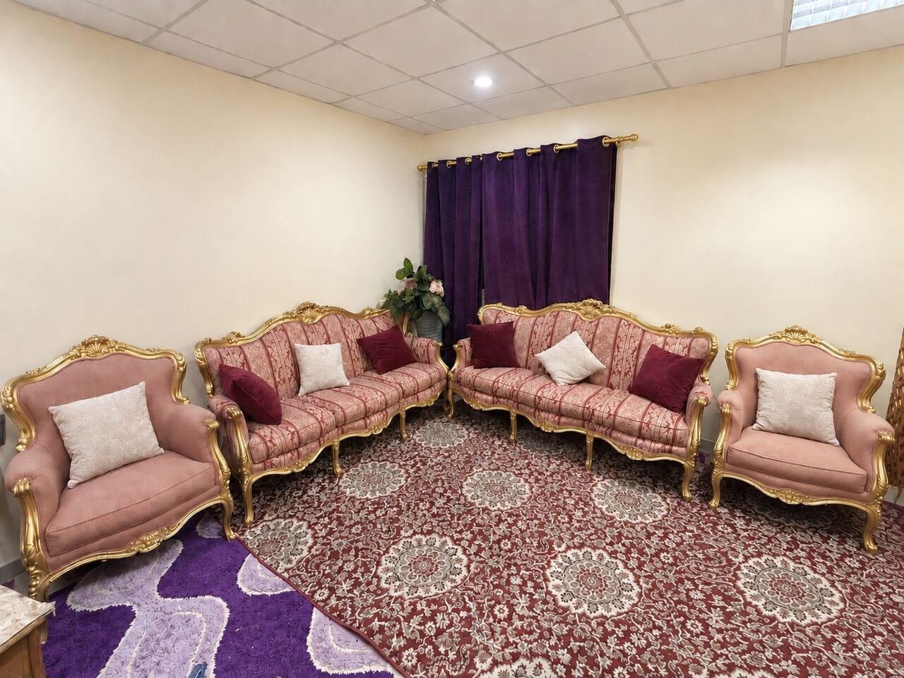 SAR 400, Elegant 8 Seater Classic Sofa Set With Beautiful Pink And Gold Design