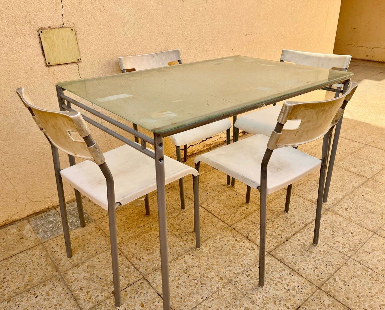 SAR 70, Dinning Table 4 Seater (metal Frame) Used