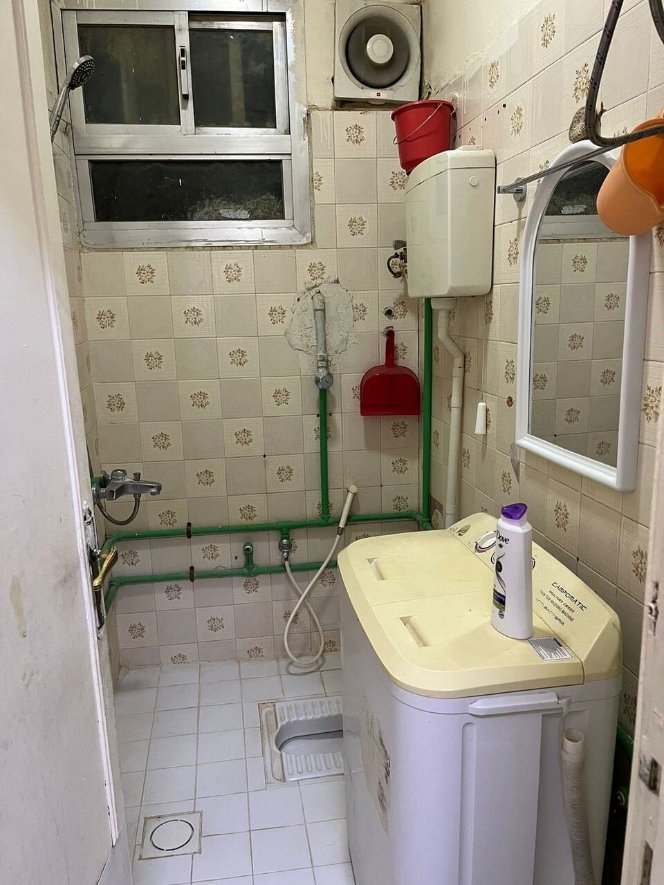 SAR 2200/month, I AM OFFERING A SINGLE ROOM AND SEPARATE WASHROOM FOR EXECUTIVE BACHELOR IN A FAMILY FLAT