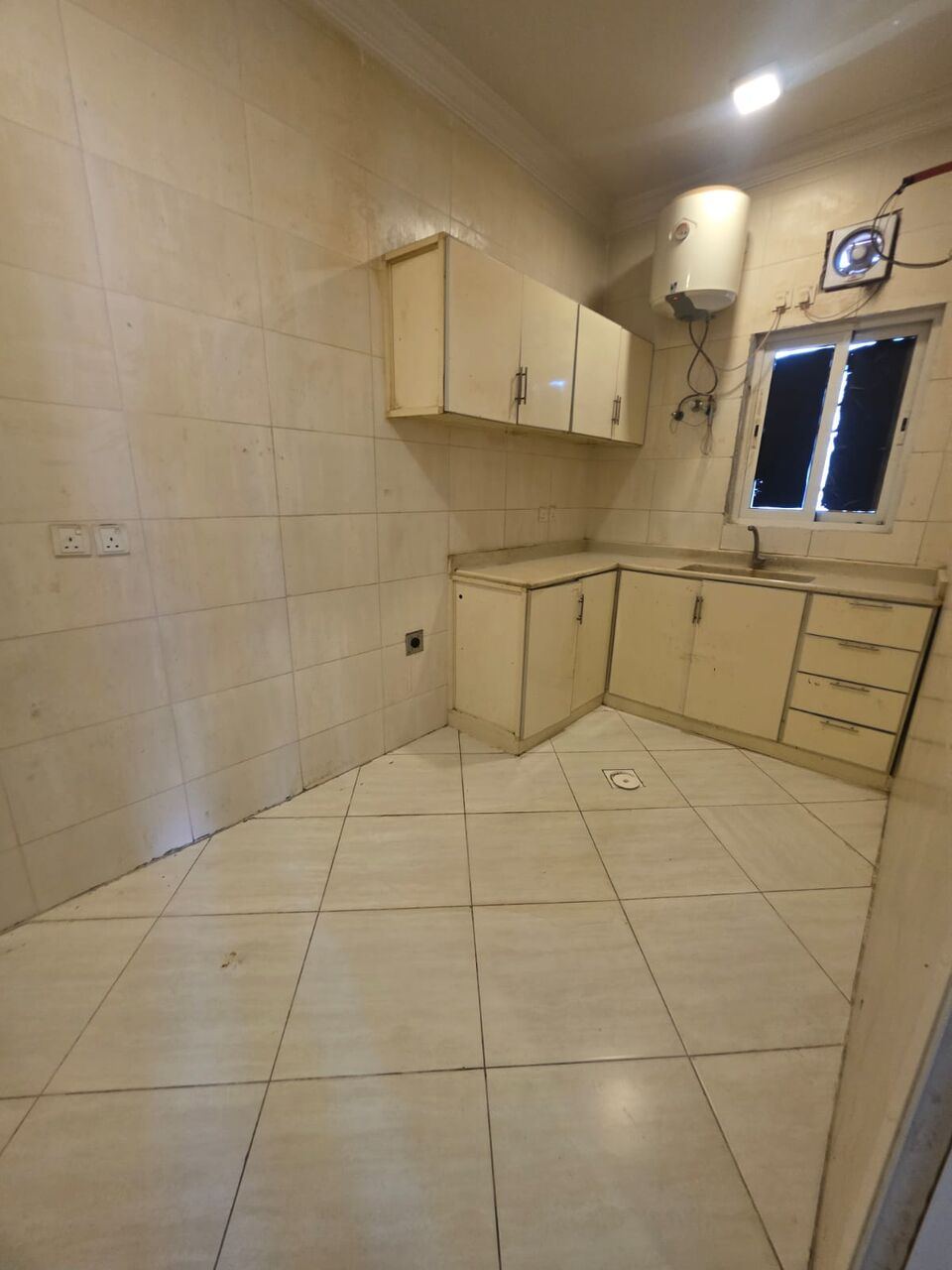 SAR 15600/year, 2 BR, Consists Of:- 2 Bedrooms, A Living Room , 1 Bathrooms, And A Kitchen, Second Floor, Exter