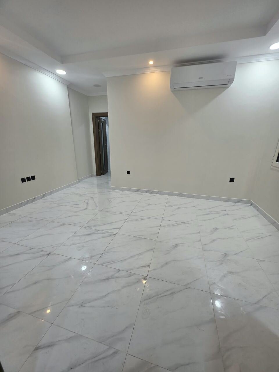 SAR 31000/year, 2 BR, New Luxury 2 Bedrooms, A Hall, 2 Bathrooms, A Kitchen,with Air Conditioners And Elevator,p