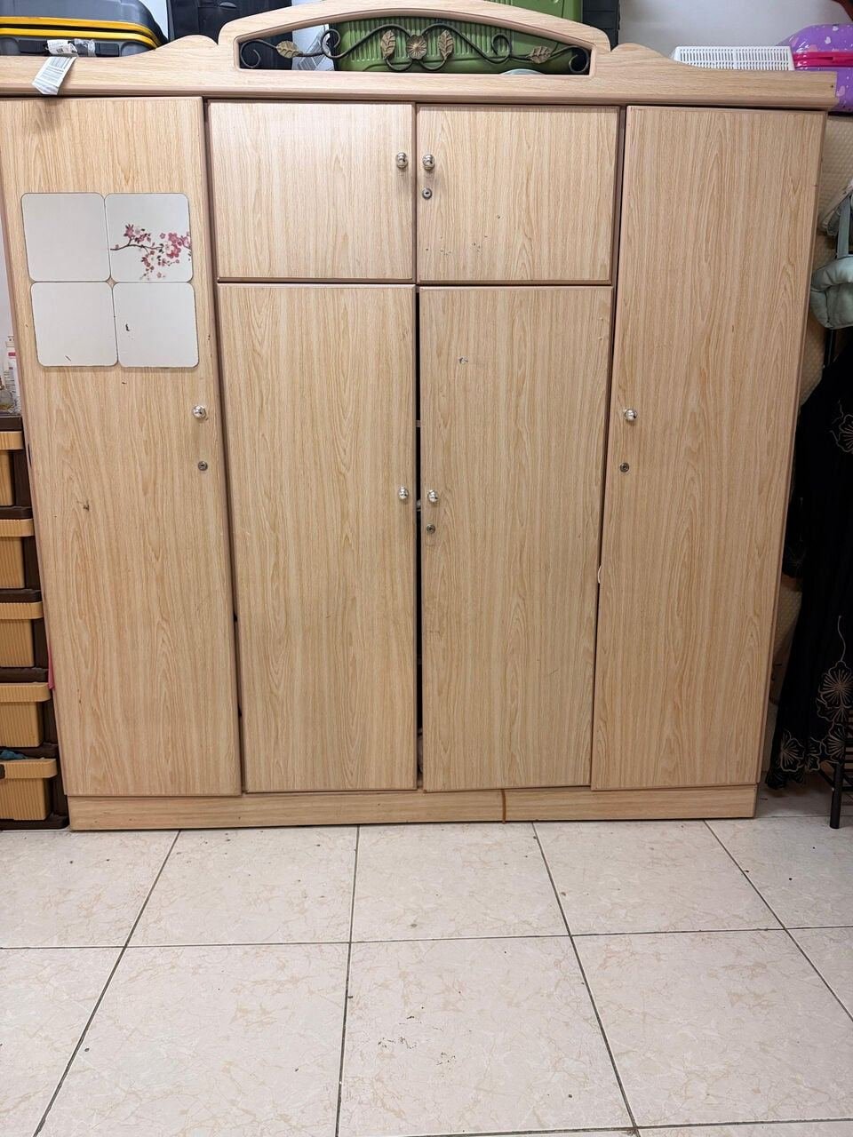 SAR 300, Wardrobe
