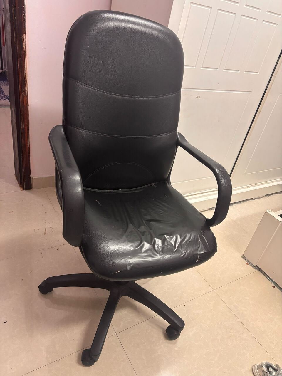 SAR 40, Office Chair For Sale At Very Attractive Price.