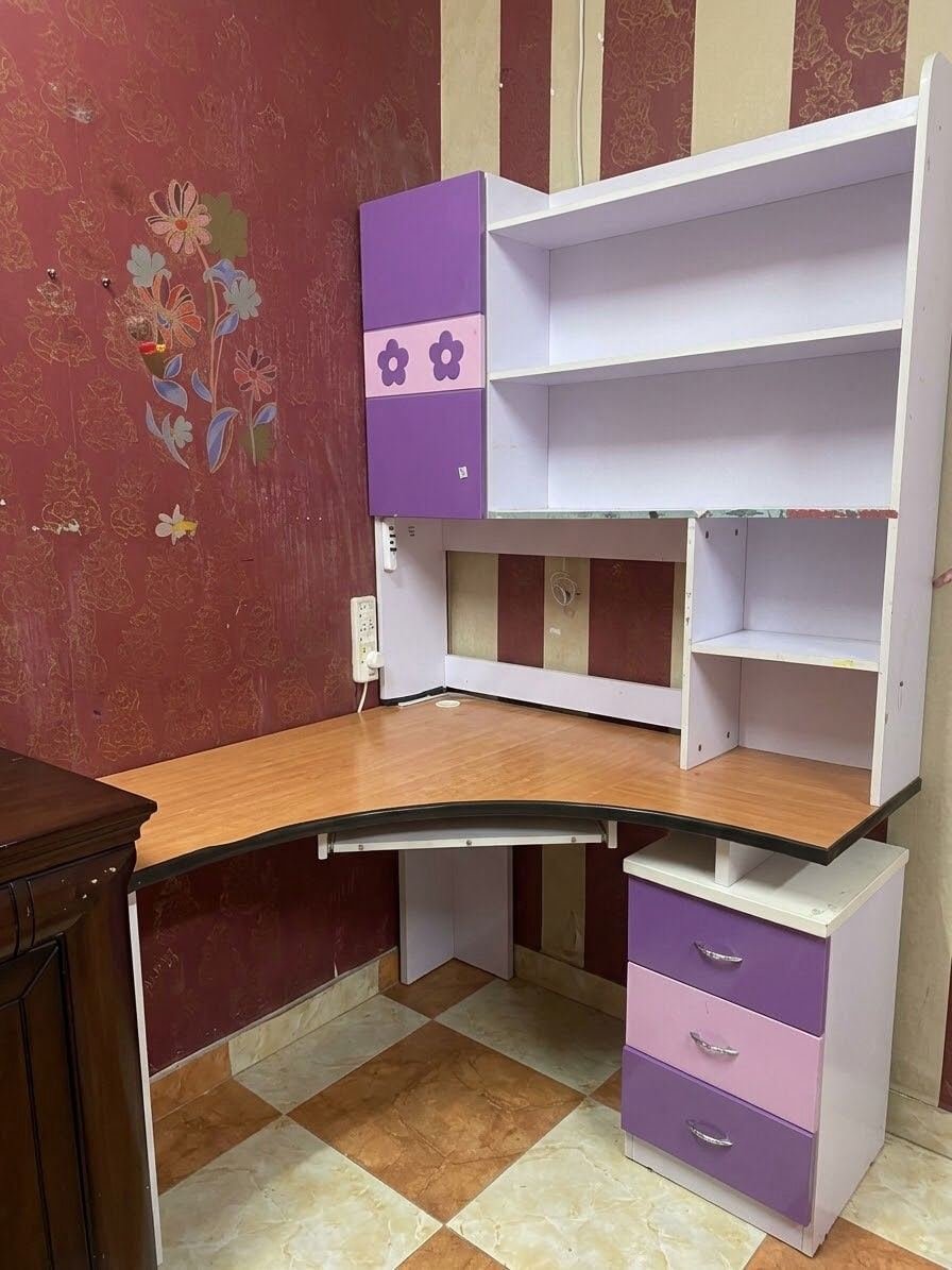 SAR 200, Girls Study Computer Table. الفتيات يدرسن طاولة الكمبيوتر