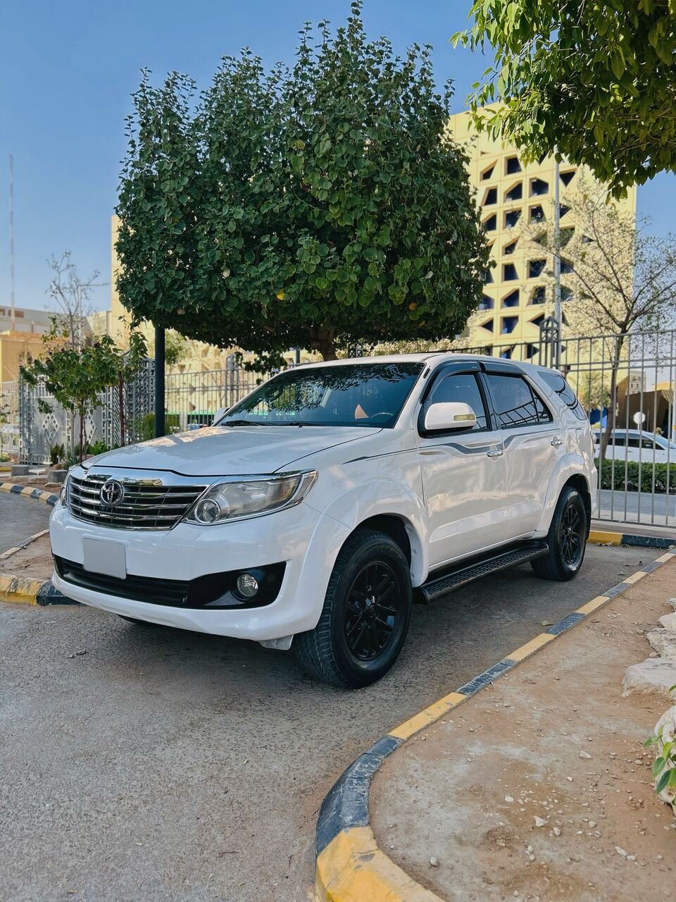 SAR 38000, Toyota Fortuner, 2014, Automatic, 330000 KM, MODEL 4 CYLINDER 4 WHEEL DRIVE FOR SALE