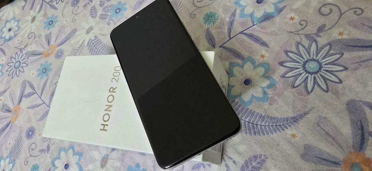 SAR 950, Honor200 Moonlight White 12GB Ram 256GB Perfect Conditiin 10/10