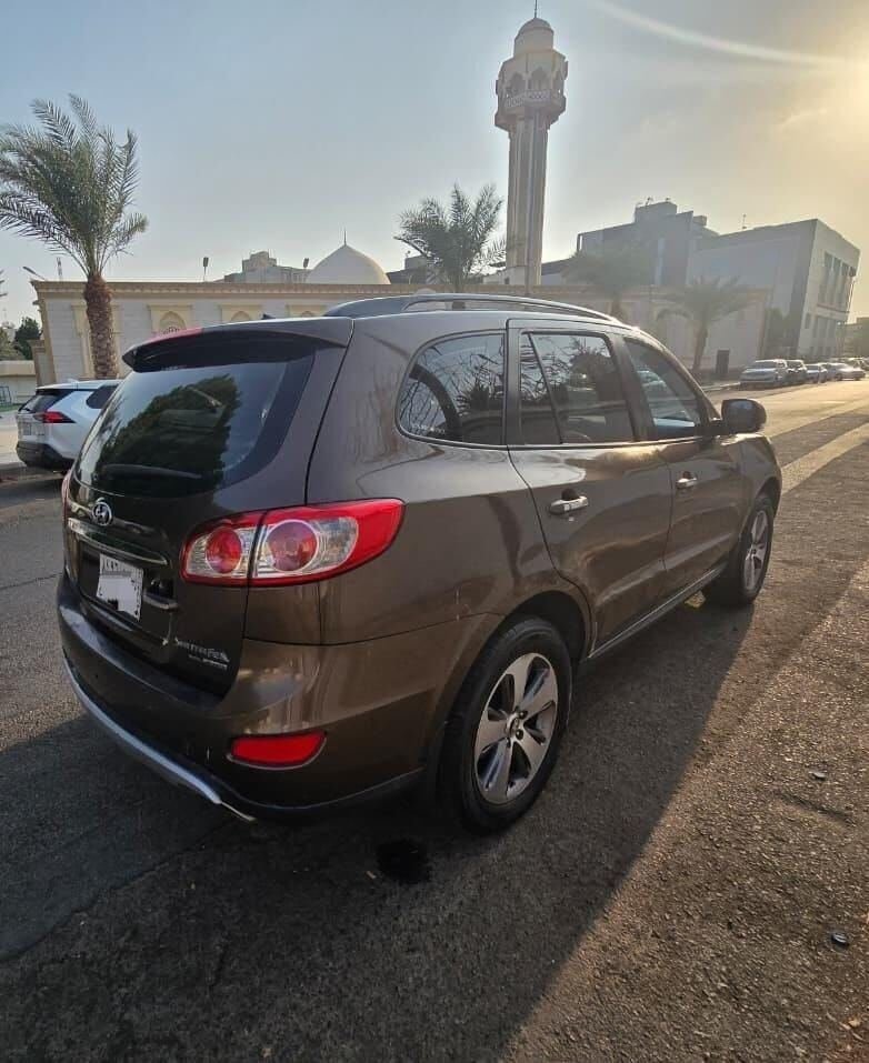 SAR 23000, Hyundai Santa Fe, 2012, Automatic, 320000 KM, , , 3.5L 6-cylinder Engine 4WD, Selling Urgently