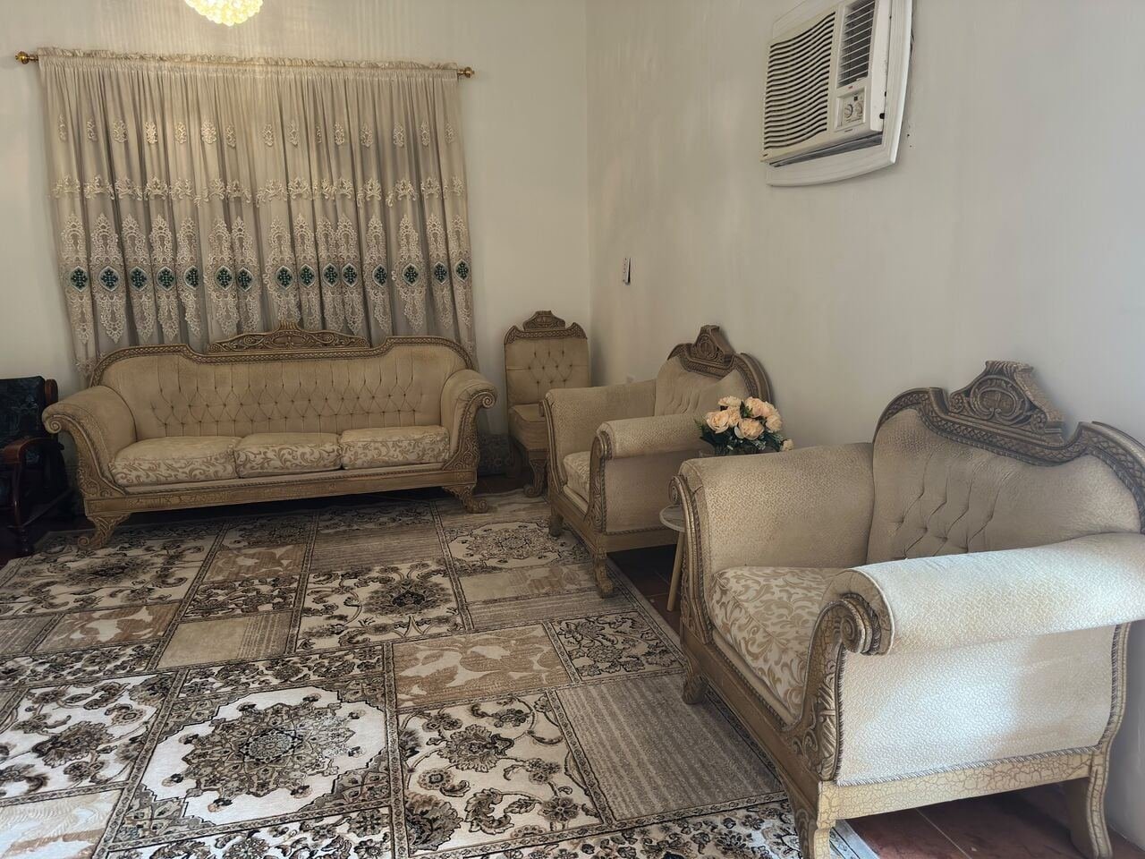 SAR 800, 9 Seater Sofa Set & Dinning Table
