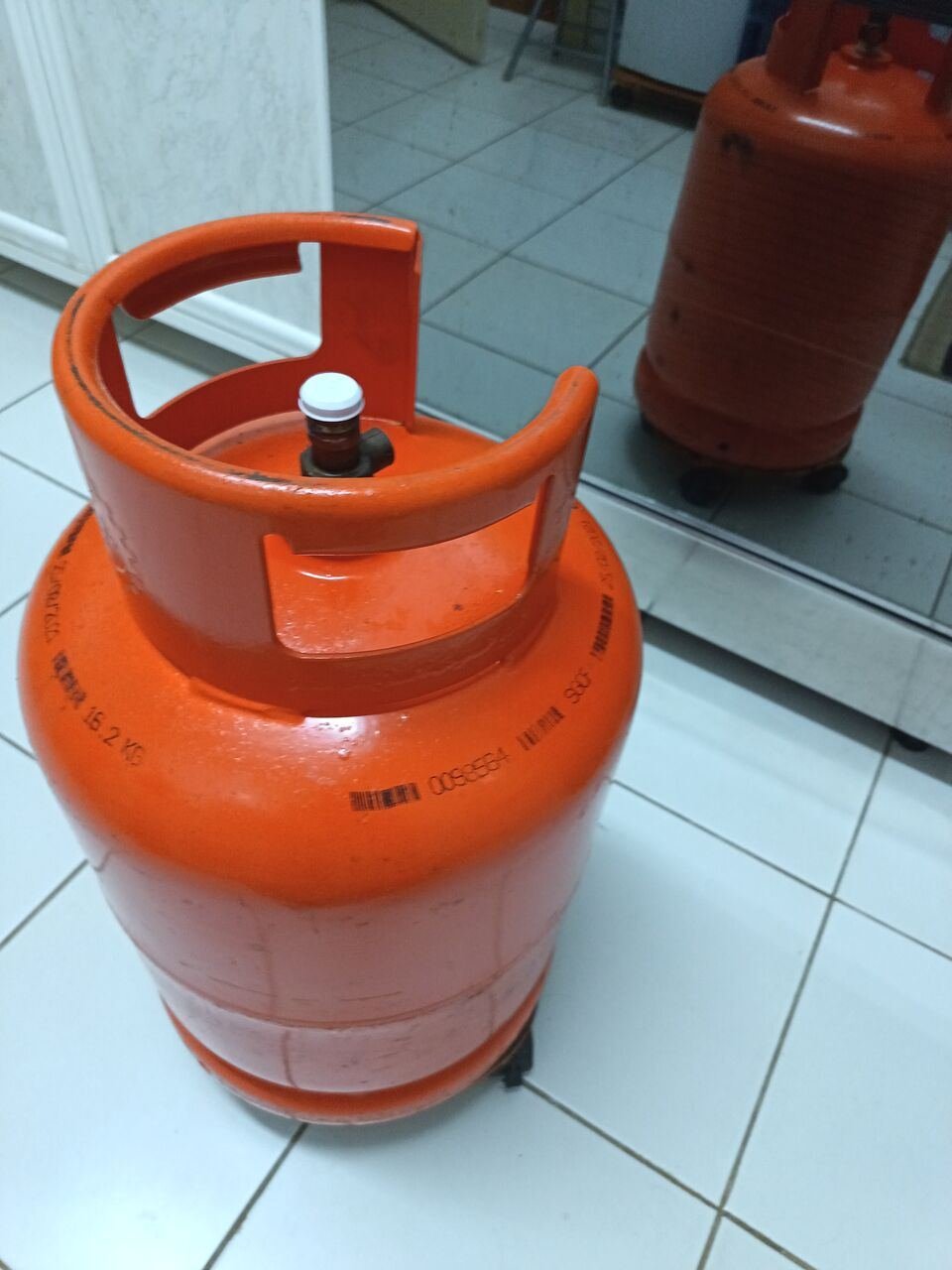 SAR 165, Gas Cylinder+ Wooden Stand With Wheel