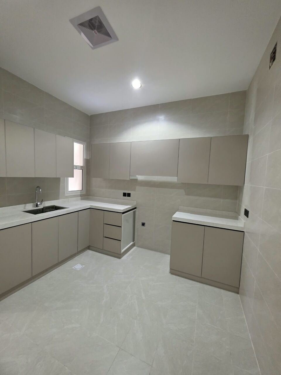 SAR 27600/year, 2 BR, 2 Bedrooms, A Living Room , 2 Bathrooms, And A Kitchen, Fast Floor, External With Air Co