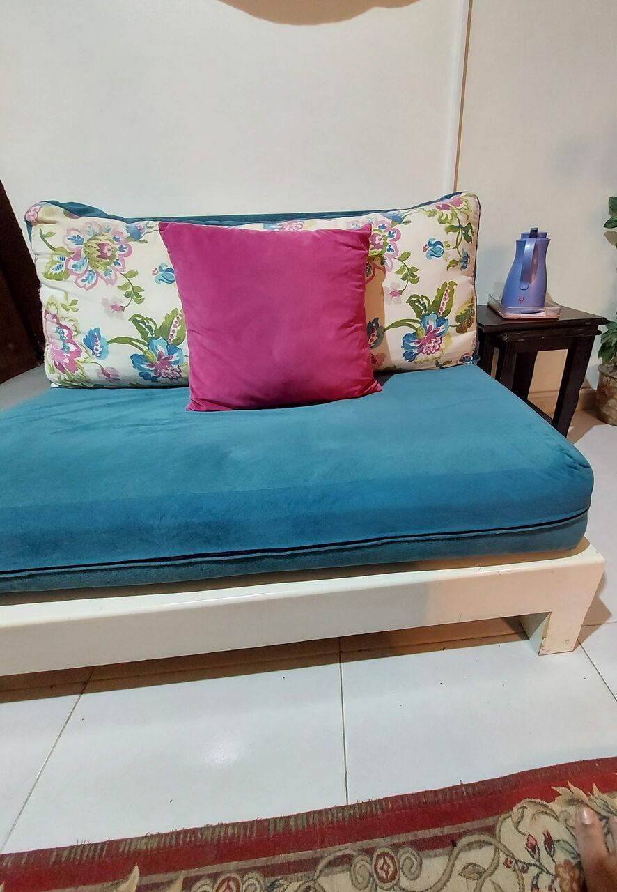 SAR 1000, For Sale: Modern Sofa Set With White Corner Table