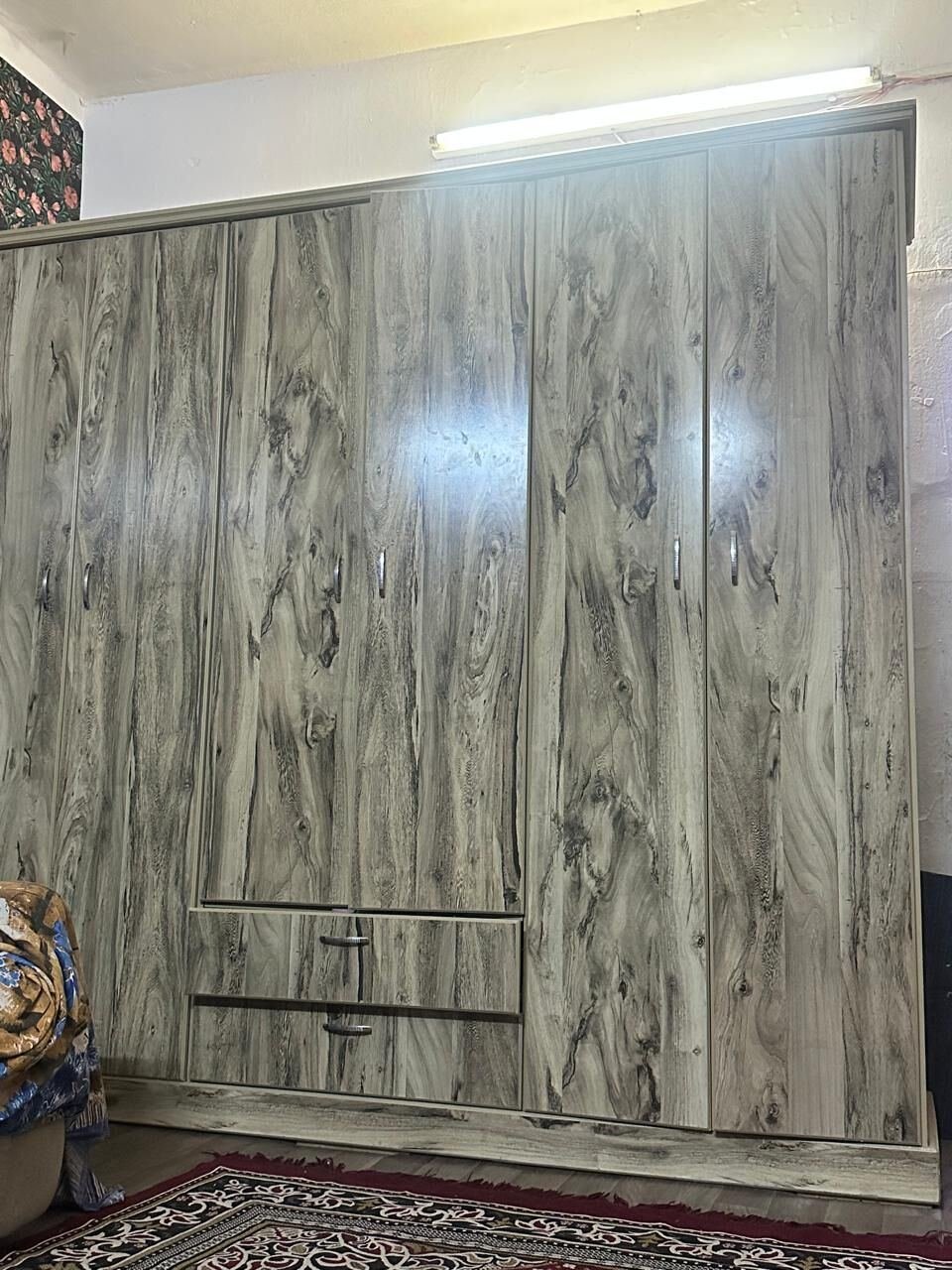 SAR 800, BIG 6 DOORS WARDROBE WITH 2 DRAWERS INBUILT FOR SALE