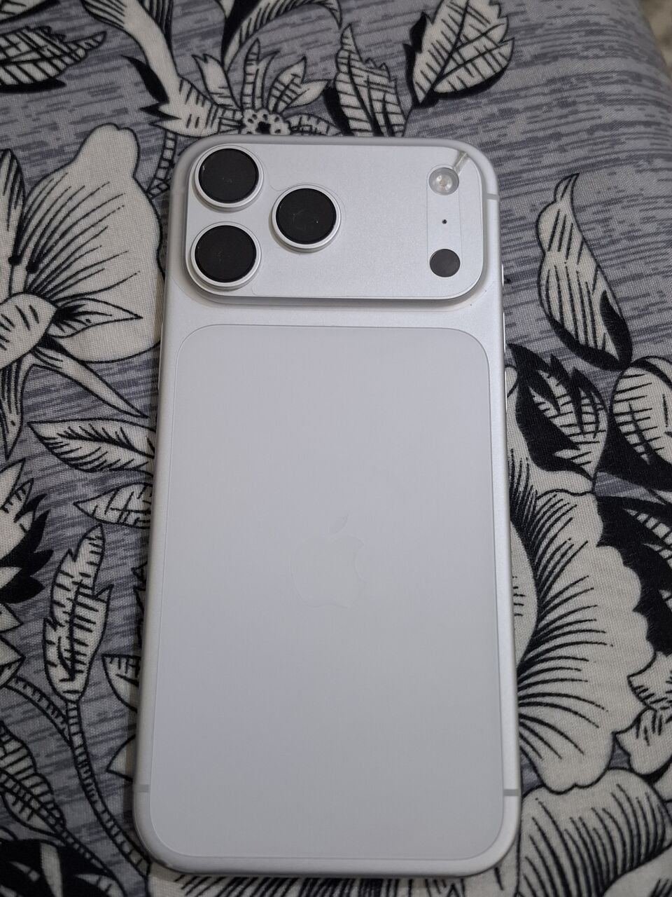 SAR 5000, IPHONE 17 PRO MAX 256 GB WITH ACCIDENTAL ONE YEAR FULL WARRANTY BRAND NEW JUST BOX OPENED