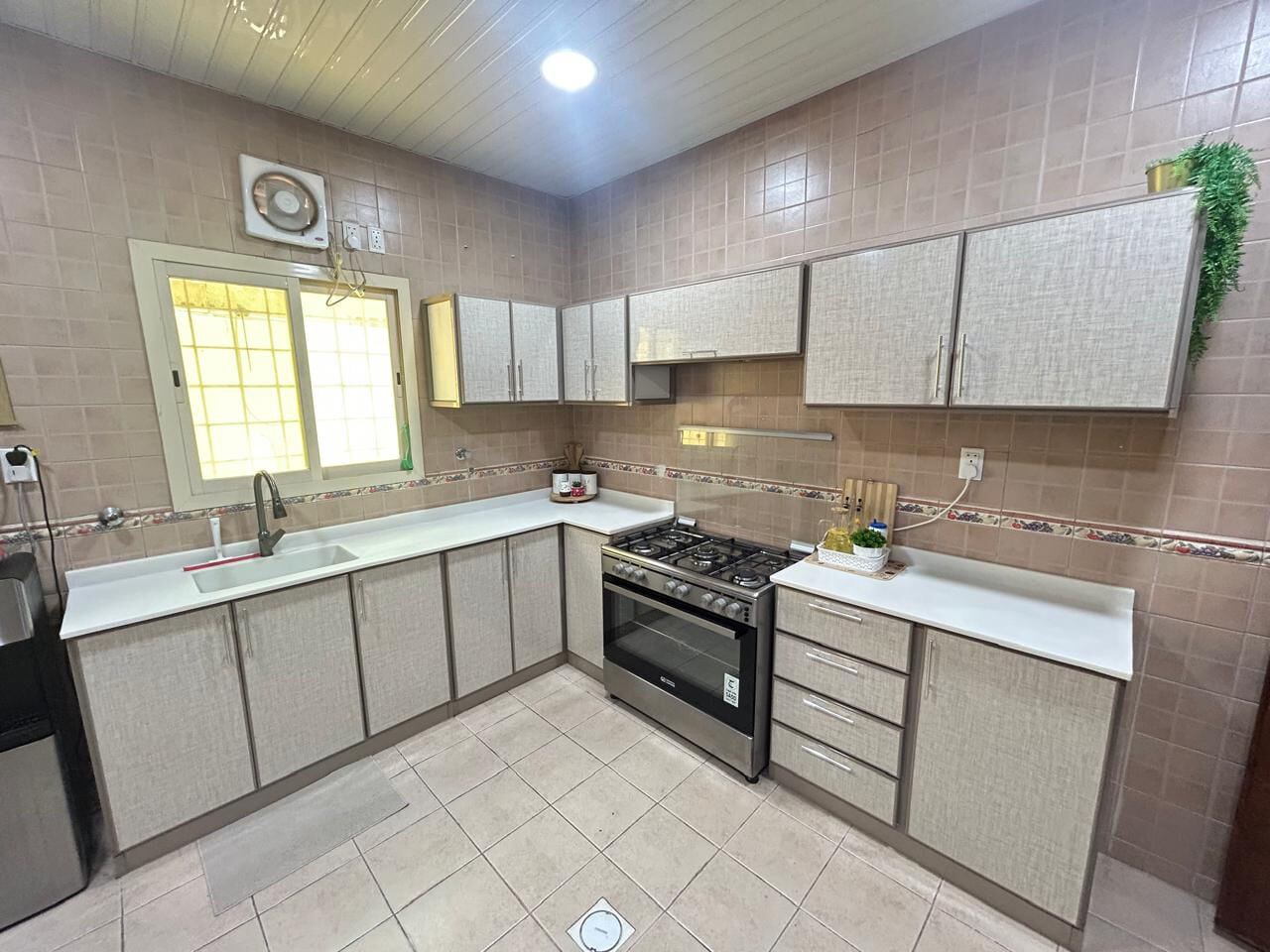 SAR 3000, Kitchen Cabinet