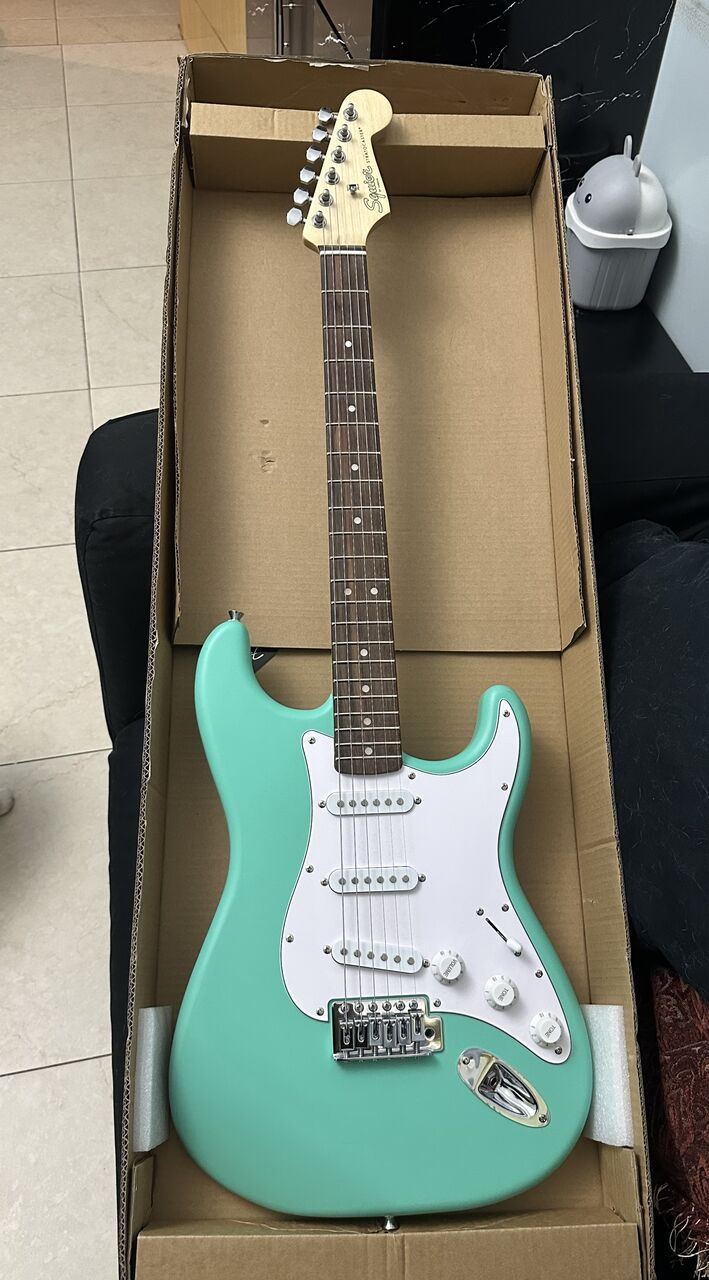 SAR 550, Squier By Fender Stratocaster Guitar (Six-String)