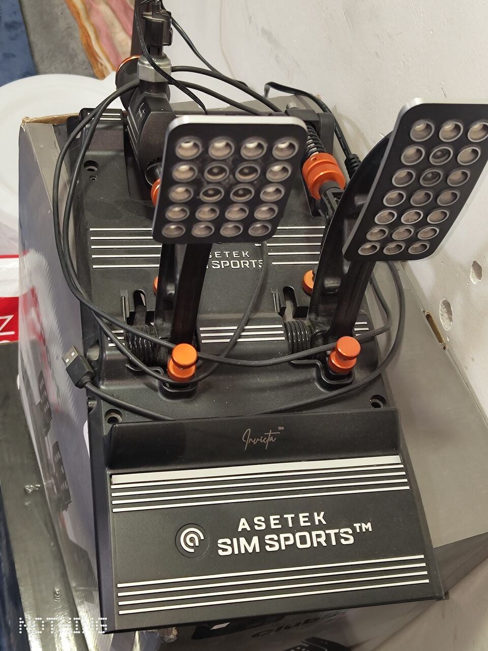 SAR 1200, Asetek SimSports Invicta Hydraulic Sim Racing Pedals (Brake & Throttle) - Negotiable