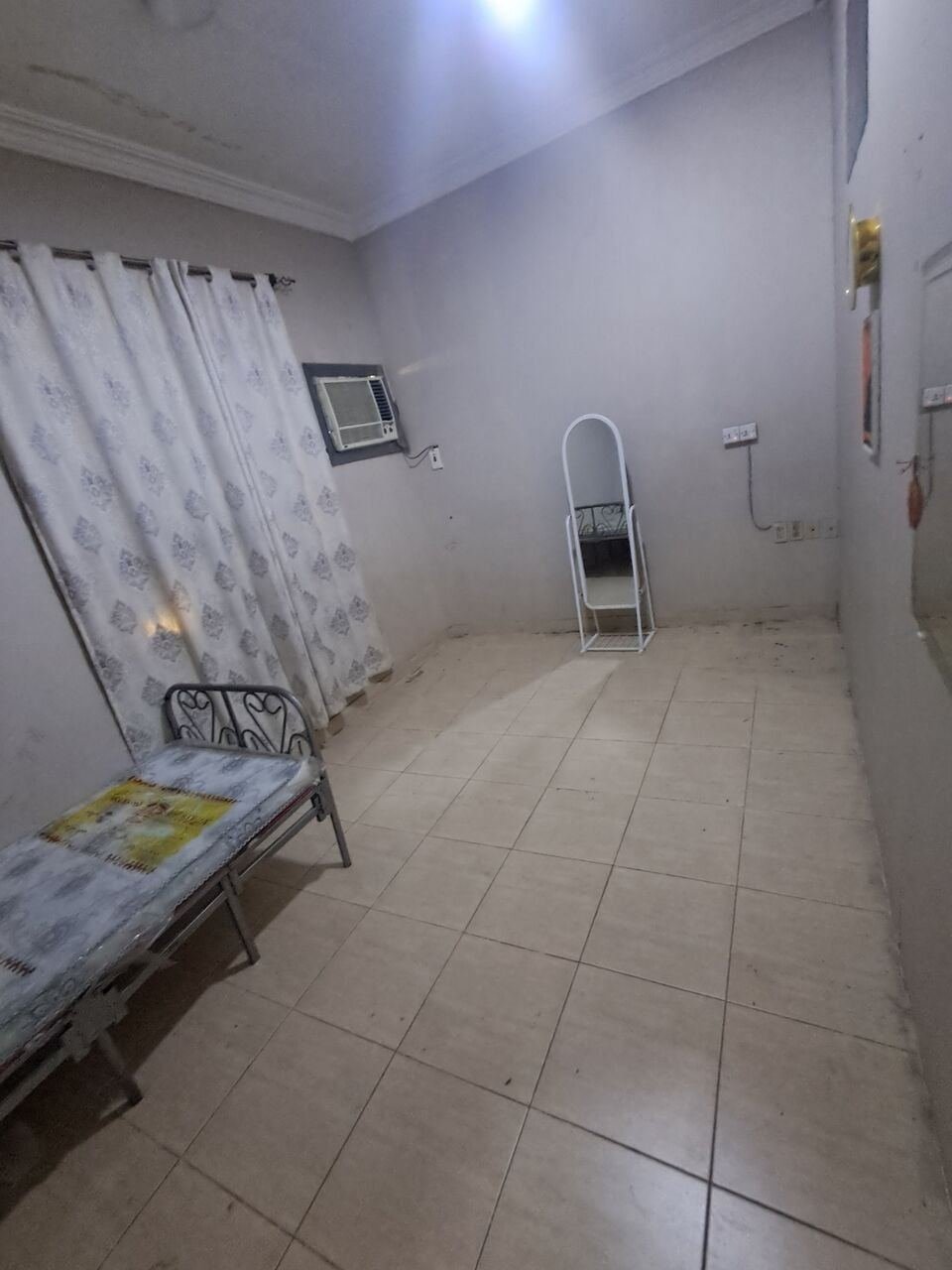 SAR 750/month, Furnished, Dears Room Available