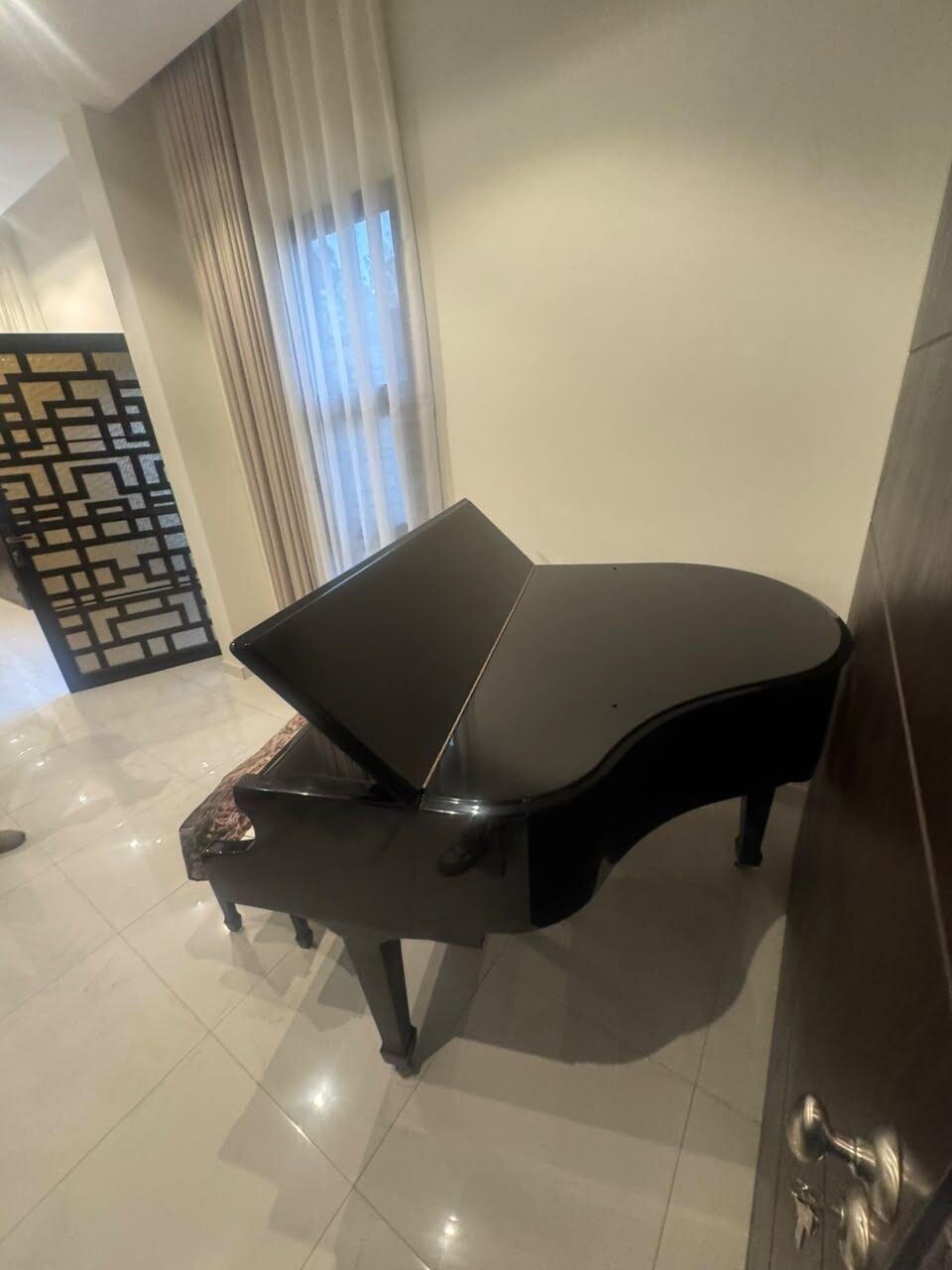 SAR 27500, Piano